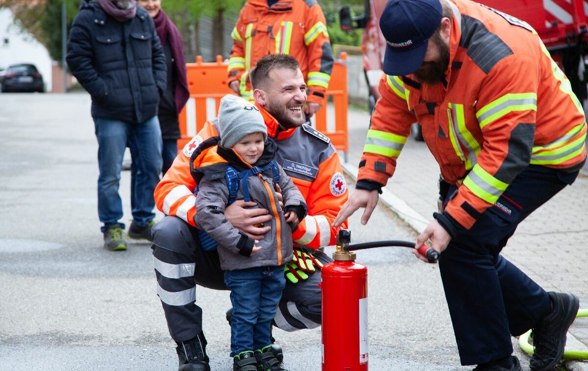 Dunninger Frühling 2024, DRK bei Hemminger Handelsvertretung - Feuerwehr-, Arbeits- und Teamkleidung, Foto: Fritz Rudolf